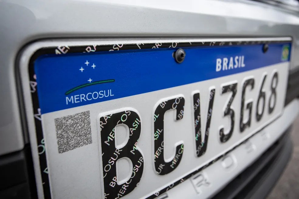 No momento, você está visualizando Entenda o projeto que pode mudar placas de veículos no Brasil