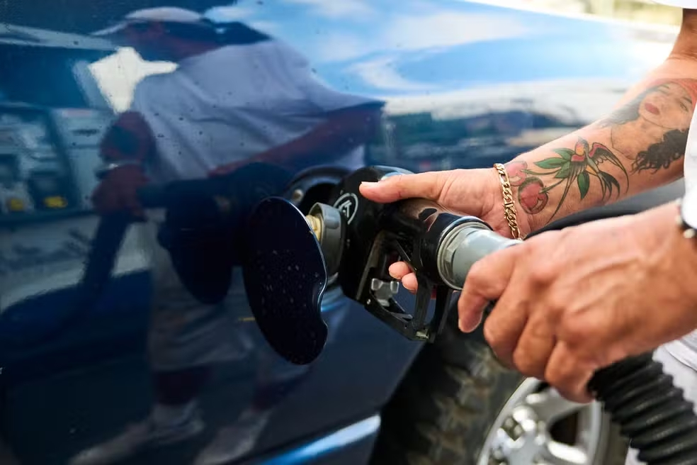 No momento, você está visualizando Sobe na guerra, não desce na trégua: por que os preços da gasolina e diesel demoram a cair nos postos
